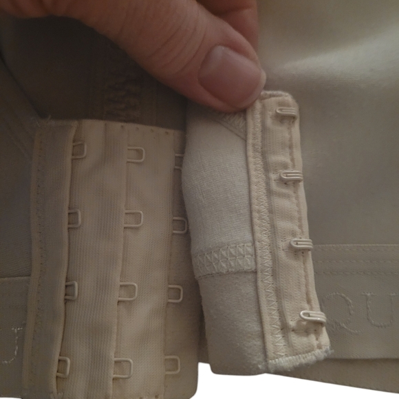 Cacique unlined full coverage no wire bra - 50D.           J60 - Picture 4 of 10